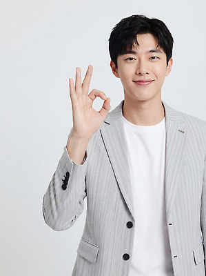 JPG 편집이미지 손 남자 포즈 스튜디오 짧은머리 표정 미소 웃음 카메라 촬영 직장인 의료성형뷰티 스타일 편집실사 AI인물포토 AI콘텐츠 직업 헤어스타일 사람 신체부위 전자제품 CG 파일형식 AI포토