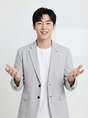 JPG 편집이미지 손 남자 포즈 백그라운드 티셔츠 비즈니스 스튜디오 표정 웃음 촬영 재킷 회색 흰색 소통 의료성형뷰티 편집실사 AI인물포토 AI콘텐츠 컬러 컨셉 셔츠 사람 신체부위 외투 CG 파일형식 AI포토