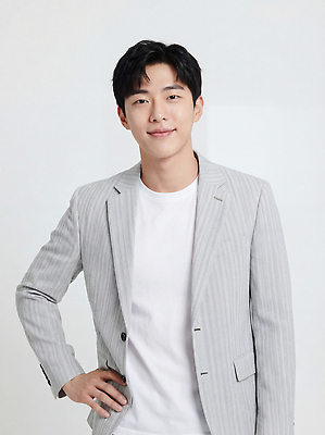 JPG 편집이미지 손 옷 패션 남자 포즈 백그라운드 티셔츠 밝음 미소 정장 줄무늬 자신감 허리 단순화된 의료성형뷰티 스타일 편집실사 AI인물포토 AI콘텐츠 감정 셔츠 무늬 표정 사람 신체부위 CG 파일형식 AI포토