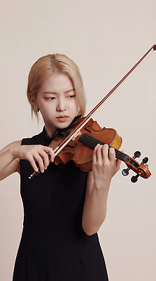 JPG 편집이미지 손 여자 감정 예술 악기 음악 백그라운드 연주 조명 기술 소리 공연 집중 연습 바이올린 바이올리니스트 의료성형뷰티 편집실사 AI인물포토 AI콘텐츠 컨셉 현악기 문화예술 사람 이벤트 신체부위 연주자 CG 파일형식 AI포토