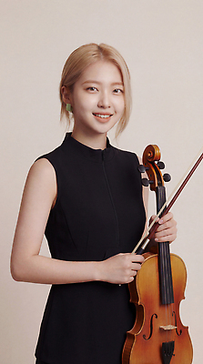 JPG 편집이미지 손 여자 문화 예술 악기 음악 백그라운드 연주 미소 청춘 촬영 표현 바이올린 바이올리니스트 의료성형뷰티 편집실사 AI인물포토 AI콘텐츠 컨셉 현악기 문화예술 표정 사람 신체부위 연주자 CG 파일형식 AI포토