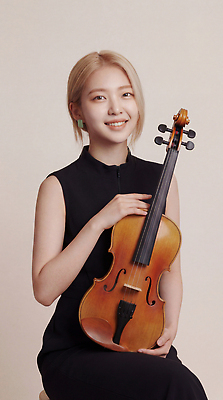 JPG 편집이미지 얼굴 예술 악기 음악 포즈 연주 미소 카메라 촬영 공연 음악가 클래식 바이올린 바이올리니스트 의료성형뷰티 편집실사 AI인물포토 AI콘텐츠 직업 컨셉 현악기 문화예술 표정 이벤트 신체부위 전자제품 연주자 CG 파일형식 AI포토