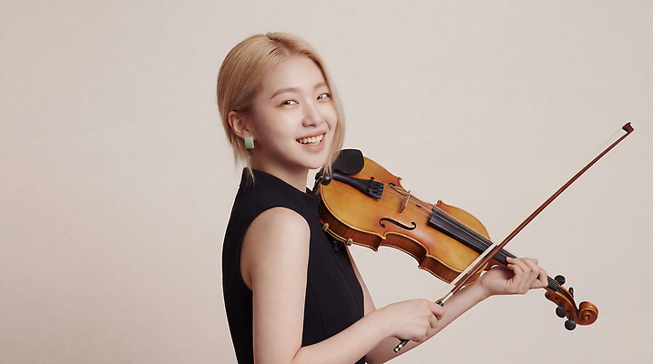 JPG 편집이미지 손 여자 예술 악기 음악 연주 스튜디오 표정 미소 촬영 소리 연주자 바이올린 바이올리니스트 의료성형뷰티 편집실사 AI인물포토 AI콘텐츠 현악기 문화예술 사람 신체부위 음악가 CG 파일형식 AI포토