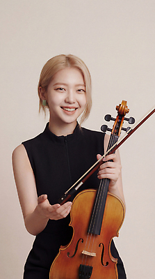JPG 편집이미지 예술 악기 음악 포즈 연주 미소 웃음 소녀 청춘 카메라 바이올린 즐거움 준비 바이올리니스트 의료성형뷰티 편집실사 AI인물포토 AI콘텐츠 여자 감정 어린이 컨셉 현악기 문화예술 표정 전자제품 연주자 CG 파일형식 AI포토