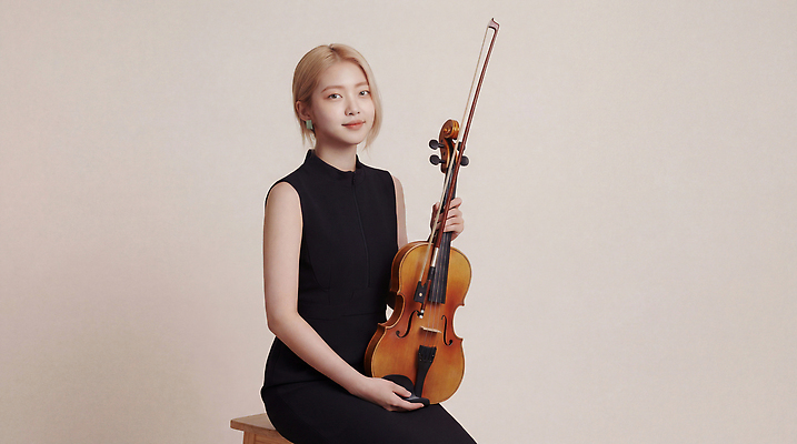 JPG 편집이미지 예술 악기 음악 포즈 신체 의자 앞모습 카메라 촬영 공연 클래식 바이올린 바이올리니스트 의료성형뷰티 편집실사 AI인물포토 AI콘텐츠 뷰포인트 가구 컨셉 현악기 문화예술 이벤트 전자제품 연주자 CG 파일형식 AI포토