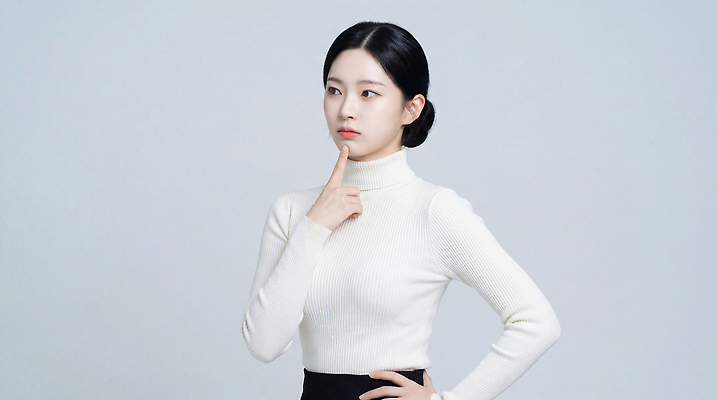 JPG 모델 편집이미지 손 여자 포즈 백그라운드 생각 하의 머리 검은색 흰색 스웨터 턱 흐림 가벼움 의료성형뷰티 편집실사 AI인물포토 AI콘텐츠 옷 컬러 상의 날씨 사람 신체부위 무게 CG 파일형식 AI포토