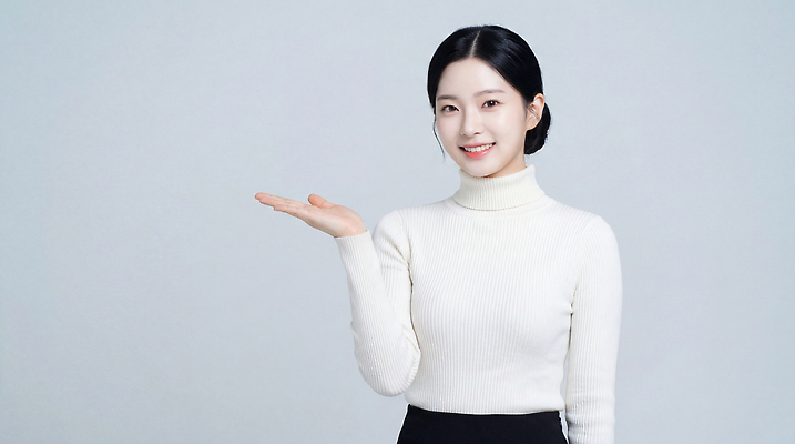 JPG 편집이미지 손 여자 감정 포즈 백그라운드 모션 하의 미소 검은색 흰색 터틀넥 전달 기회 의료성형뷰티 스타일 편집실사 AI인물포토 AI콘텐츠 옷 컬러 표정 사람 신체부위 스웨터 CG 파일형식 AI포토