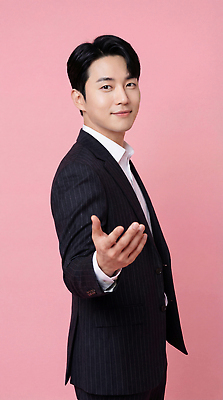 JPG 편집이미지 손 패션 남자 분홍색 포즈 백그라운드 모션 서기 미소 정장 카메라 표현 이미지 의료성형뷰티 스타일 편집실사 AI인물포토 AI콘텐츠 옷 컬러 표정 사람 신체부위 전자제품 CG 파일형식 AI포토