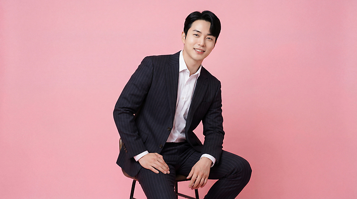 JPG 편집이미지 패션 남자 분홍색 백그라운드 의자 표정 미소 웃음 사람 앉기 정장 카메라 의료성형뷰티 스타일 편집실사 AI인물포토 AI콘텐츠 옷 컬러 가구 모션 전자제품 CG 파일형식 AI포토