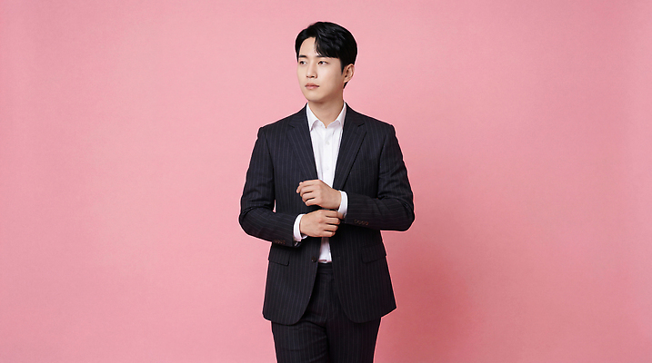 JPG 모델 편집이미지 패션 남자 분홍색 포즈 백그라운드 비즈니스 서기 정장 촬영 자신감 손목 의료성형뷰티 스타일 편집실사 AI인물포토 AI콘텐츠 옷 감정 컬러 모션 사람 신체부위 CG 파일형식 AI포토