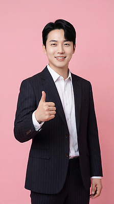 JPG 편집이미지 남자 감정 분홍색 포즈 백그라운드 비즈니스 손가락 표정 미소 정장 엄지손가락 긍정 밝은색 의료성형뷰티 스타일 편집실사 AI인물포토 AI콘텐츠 손 옷 컬러 컨셉 사람 CG 파일형식 AI포토