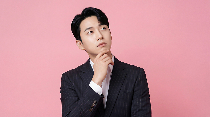 JPG 편집이미지 손 남자 분홍색 포즈 백그라운드 생각 모션 표정 정장 캐주얼 공간 턱 깊이 의료성형뷰티 편집실사 AI인물포토 AI콘텐츠 옷 컬러 사람 신체부위 CG 파일형식 AI포토