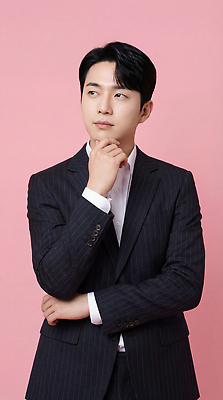 JPG 편집이미지 손 남자 분홍색 포즈 백그라운드 생각 비즈니스 실내 표정 정장 촬영 고민 턱 의료성형뷰티 편집실사 AI인물포토 AI콘텐츠 옷 감정 컬러 사람 내부 신체부위 CG 파일형식 AI포토