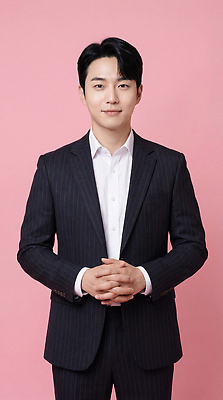 JPG 편집이미지 시선 남자 포즈 모션 직장 정장 양손 단정 의료성형뷰티 스타일 분홍색배경 편집실사 AI인물포토 AI콘텐츠 손 옷 분홍색 백그라운드 컨셉 회사 사람 CG 파일형식 AI포토