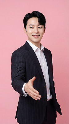 JPG 편집이미지 손 남자 분홍색 포즈 백그라운드 커뮤니케이션 서기 미소 정장 인사 자신감 의료성형뷰티 스타일 편집실사 AI인물포토 AI콘텐츠 옷 감정 컬러 모션 표정 사람 신체부위 예절 CG 파일형식 AI포토