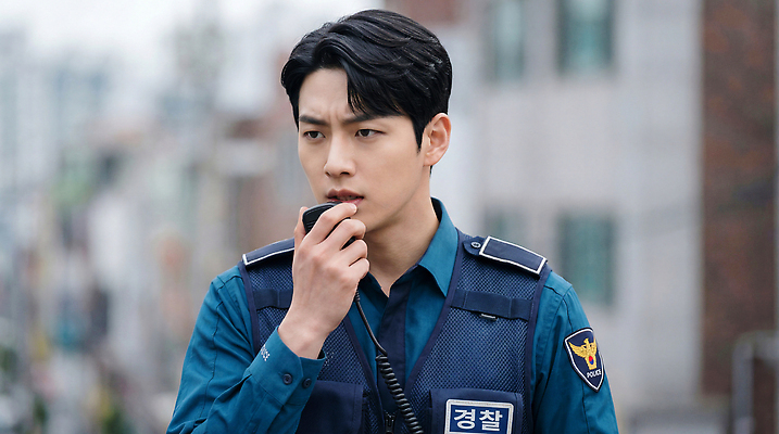 JPG 편집이미지 남자 자동차 거리 한국 경비 건물 도시 업무 경찰 경찰복 무전기 소통 경찰서 의료성형뷰티 편집실사 AI인물포토 AI콘텐츠 직업 건축물 아시아 육상교통 컨셉 유니폼 무선통신 안전 사람 작업 보호 CG 파일형식 AI포토