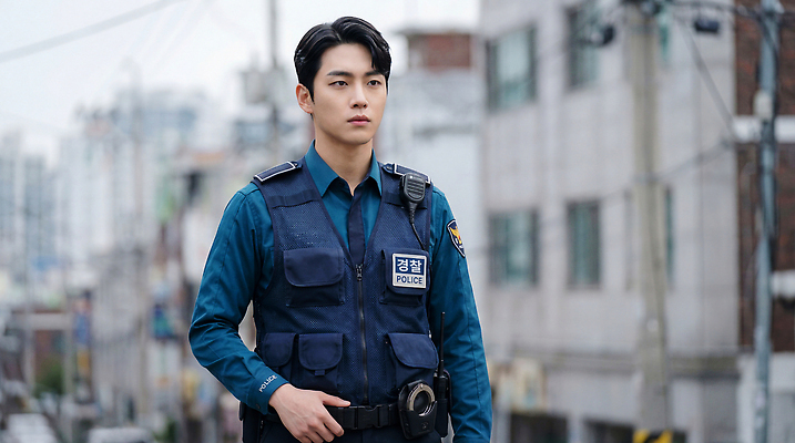 JPG 편집이미지 모션 날씨 거리 안전 사람 건물 도시 작업 경찰 전봇대 흐림 순찰 의료성형뷰티 편집실사 AI인물포토 AI콘텐츠 직업 건축물 공공시설 CG 파일형식 AI포토