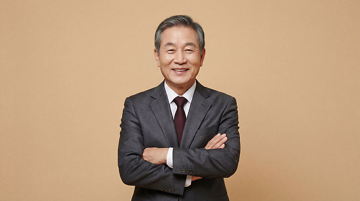 JPG 편집이미지 손 남자 행복 얼굴 중년 포즈 백그라운드 미소 사람 정장 팔짱 편안함 의료성형뷰티 중년남자만 편집실사 AI인물포토 AI콘텐츠 옷 감정 모션 표정 성인 신체부위 감각 CG 남자만 중년만 파일형식 AI포토