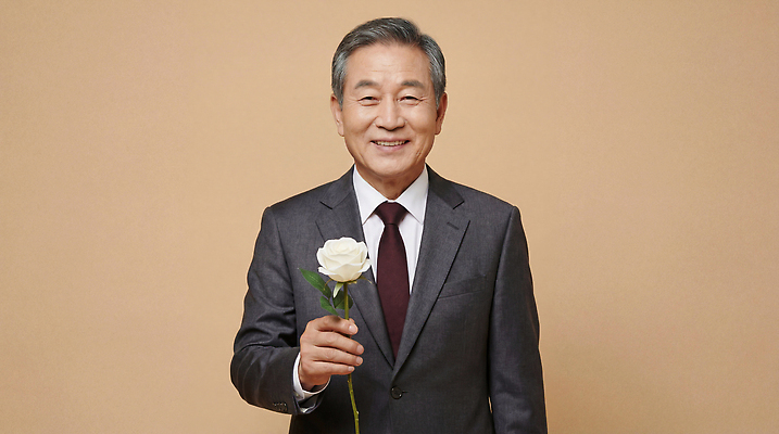 JPG 편집이미지 손 남자 꽃 중년 포즈 미소 웃음 사람 정장 사무실 장미 자태 의료성형뷰티 스타일 중년남자만 편집실사 AI인물포토 AI콘텐츠 식물 옷 비즈니스 표정 성인 신체부위 CG 남자만 중년만 파일형식 AI포토