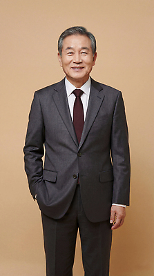 JPG 편집이미지 손 남자 중년 백그라운드 비즈니스 직장 표정 미소 웃음 정장 사무실 주머니 프로필 의료성형뷰티 중년남자만 편집실사 AI인물포토 AI콘텐츠 옷 회사 사람 성인 신체부위 CG 남자만 중년만 파일형식 AI포토