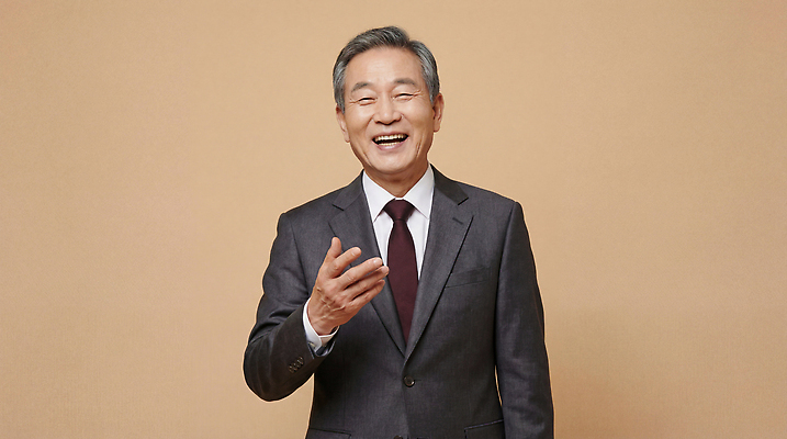 JPG 편집이미지 손 남자 중년 백그라운드 직장 표정 대화 미소 웃음 사람 정장 사무실 의료성형뷰티 중년남자만 편집실사 AI인물포토 AI콘텐츠 옷 회사 비즈니스 말하기 성인 신체부위 CG 남자만 중년만 파일형식 AI포토