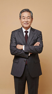 JPG 편집이미지 남자 중년 포즈 백그라운드 직장 표정 서기 사람 정장 표현 교차 양팔 의료성형뷰티 중년남자만 편집실사 AI인물포토 AI콘텐츠 옷 회사 모션 성인 CG 남자만 중년만 파일형식 AI포토