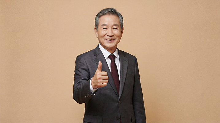 JPG 편집이미지 남자 행복 중년 포즈 비즈니스 표정 미소 정장 믿음 엄지손가락 자신감 소통 기념사진 의료성형뷰티 스타일 중년남자만 편집실사 AI인물포토 AI콘텐츠 옷 감정 컨셉 손가락 사람 성인 CG 남자만 중년만 파일형식 AI포토