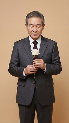 JPG 편집이미지 손 남자 꽃 감정 컬러 중년 포즈 백그라운드 생각 기념 표정 정장 장미 예절 의료성형뷰티 중년남자만 편집실사 AI인물포토 AI콘텐츠 식물 옷 사람 성인 신체부위 CG 남자만 중년만 파일형식 AI포토