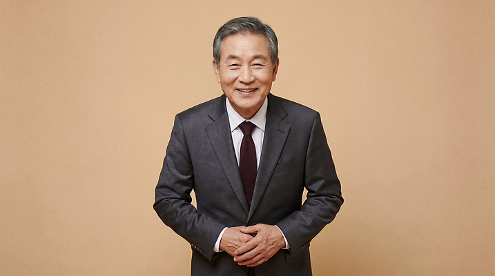 JPG 편집이미지 손 남자 중년 포즈 백그라운드 스튜디오 조명 직장 미소 웃음 정장 분위기 사진관 의료성형뷰티 중년남자만 편집실사 AI인물포토 AI콘텐츠 옷 컨셉 회사 표정 사람 성인 신체부위 CG 남자만 중년만 파일형식 AI포토