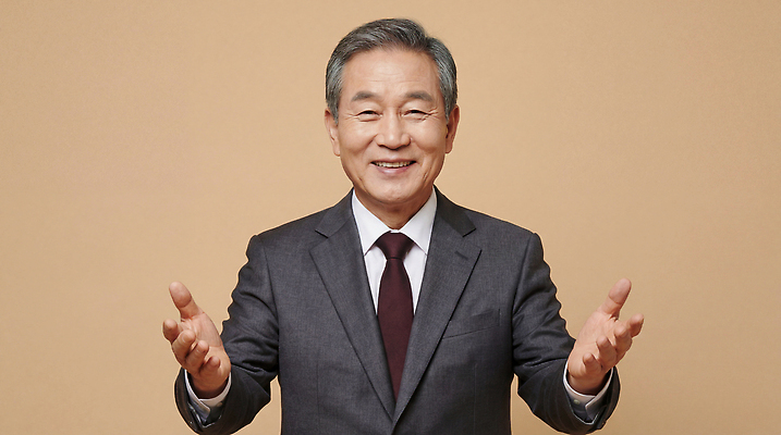 JPG 편집이미지 손 남자 행복 얼굴 중년 포즈 백그라운드 표정 미소 정장 라이프 카메라 인사 의료성형뷰티 중년남자만 편집실사 AI인물포토 AI콘텐츠 옷 감정 사람 성인 생활 신체부위 전자제품 예절 CG 남자만 중년만 파일형식 AI포토