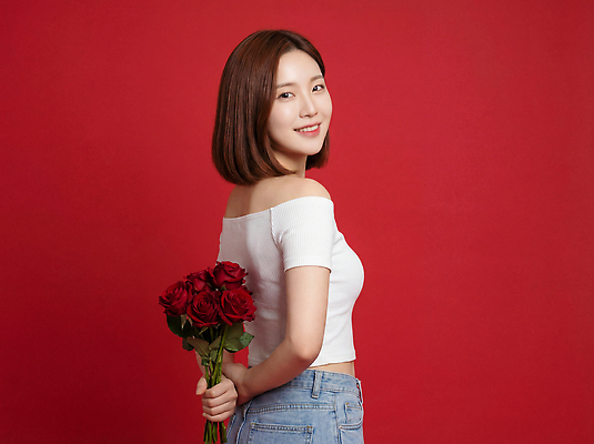 JPG 편집이미지 여자 패션 꽃 꽃다발 포즈 백그라운드 상의 미소 빨간색 청춘 장미 카메라 촬영 청바지 즐거움 성년의날 의료성형뷰티 스타일 편집실사 AI인물포토 AI콘텐츠 식물 옷 기념일 감정 컬러 컨셉 바지 표정 사람 전자제품 CG 파일형식 AI포토