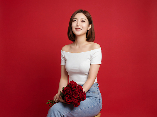 JPG 편집이미지 여자 패션 꽃 감정 포즈 미소 앉기 장식 장미 사진촬영 매력적 표현 성년의날 의료성형뷰티 편집실사 AI인물포토 AI콘텐츠 식물 기념일 컨셉 모션 표정 사람 촬영 CG 파일형식 AI포토