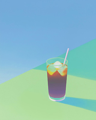 자연요소 식기 계절 음료 컬러 가구 모션 이벤트 상점 파일형식 AI콘텐츠 커피 컵 빨대 얼음 탁자 파란색 초록색 주간 여름 시원함 파티 마시기 점심 카페 카페인 아이스티 일러스트 국내일러스트 JPG AI일러스트