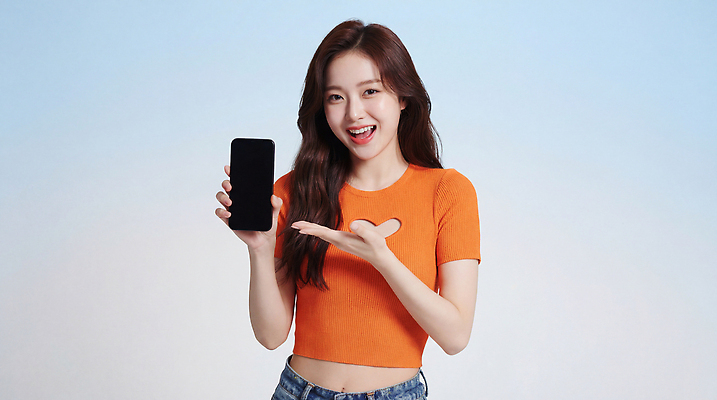 JPG 편집이미지 여자 포즈 백그라운드 기술 미소 웃음 일상 스마트폰 카메라 디지털 전화기 알림 소통 의료성형뷰티 편집실사 AI인물포토 AI콘텐츠 컨셉 표정 사람 라이프 전자제품 핸드폰 스마트기기 CG 파일형식 AI포토