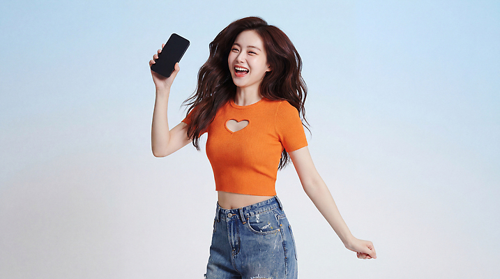 JPG 모델 편집이미지 헤어스타일 시선 여자 포즈 백그라운드 상의 장신구 표정 밝음 웃음 스마트폰 촬영 청바지 의료성형뷰티 편집실사 AI인물포토 AI콘텐츠 옷 바지 사람 핸드폰 스마트기기 CG 파일형식 AI포토