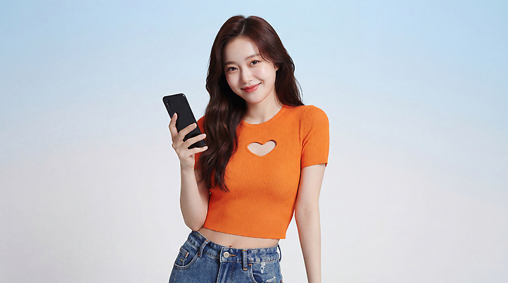 JPG 모델 편집이미지 손 여자 패션 포즈 백그라운드 웃음 일상 스마트폰 촬영 주황색 청바지 의료성형뷰티 스타일 편집실사 AI인물포토 AI콘텐츠 컬러 바지 표정 사람 라이프 신체부위 핸드폰 스마트기기 CG 파일형식 AI포토