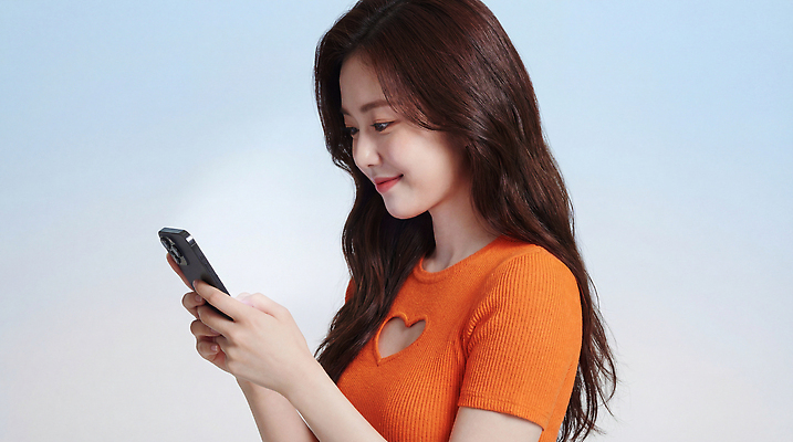 JPG 편집이미지 여자 포즈 백그라운드 셔츠 모션 기술 사람 핸드폰 스크린 주황색 소통 관심 의료성형뷰티 스타일 편집실사 AI인물포토 AI콘텐츠 컬러 컨셉 상의 전자제품 CG 파일형식 AI포토