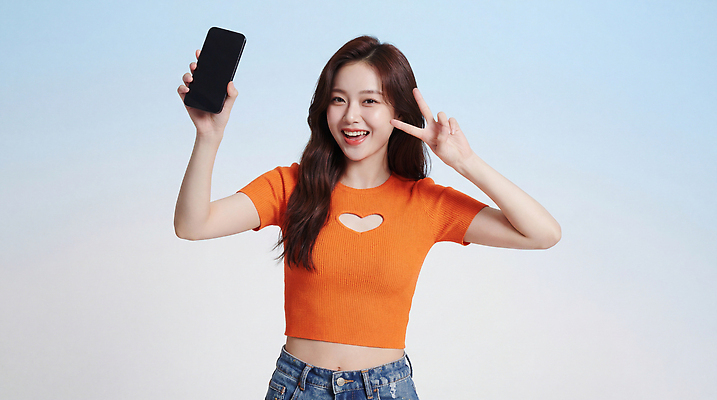 JPG 편집이미지 여자 행복 포즈 하늘색 백그라운드 티셔츠 웃음 일상 스마트폰 청춘 촬영 소셜미디어 의료성형뷰티 스타일 편집실사 AI인물포토 AI콘텐츠 감정 컨셉 셔츠 표정 사람 라이프 파란색 핸드폰 스마트기기 CG 파일형식 AI포토
