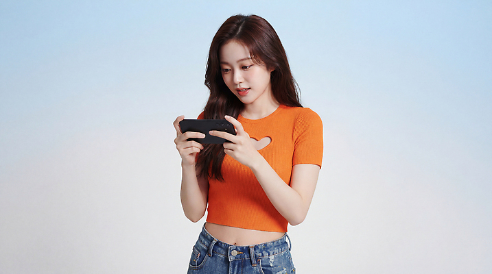 JPG 편집이미지 손 여자 백그라운드 상의 모션 놀이 기술 표정 취미 스마트폰 청춘 주황색 게임 집중 밝은색 의료성형뷰티 편집실사 AI인물포토 AI콘텐츠 옷 컬러 컨셉 사람 신체부위 핸드폰 스마트기기 CG 파일형식 AI포토