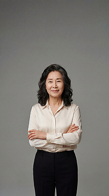 JPG 편집이미지 여자 패션 감정 중년 포즈 백그라운드 표정 서기 흰색 비즈니스우먼 블라우스 의료성형뷰티 스타일 편집실사 AI인물포토 AI콘텐츠 컬러 상의 비즈니스 모션 사람 성인 직장인 CG 파일형식 AI포토