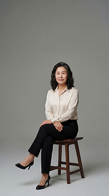 JPG 모델 편집이미지 헤어스타일 여자 패션 중년 포즈 백그라운드 의자 조명 표정 미소 앉기 앞모습 촬영 비즈니스우먼 의료성형뷰티 스타일 편집실사 AI인물포토 AI콘텐츠 뷰포인트 가구 비즈니스 모션 사람 성인 직장인 CG 파일형식 AI포토