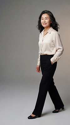 JPG 모델 편집이미지 여자 패션 중년 백그라운드 셔츠 바지 모션 스튜디오 조명 걷기 검은색 흰색 비즈니스우먼 의료성형뷰티 스타일 편집실사 AI인물포토 AI콘텐츠 컬러 상의 비즈니스 하의 사람 성인 직장인 CG 파일형식 AI포토