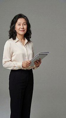 JPG 편집이미지 여자 중년 포즈 모션 회색배경 직장 기술 미소 일상 태블릿 카메라 장비 비즈니스우먼 집중 소통 의료성형뷰티 편집실사 AI인물포토 AI콘텐츠 백그라운드 컨셉 회사 비즈니스 표정 사람 성인 라이프 전자제품 스마트기기 회색 직장인 CG 파일형식 AI포토