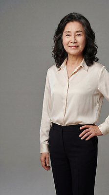 JPG 편집이미지 헤어스타일 손 응시 옷 여자 중년 포즈 표정 서기 웃음 사람 앞모습 비즈니스우먼 허리 의료성형뷰티 편집실사 AI인물포토 AI콘텐츠 시선 뷰포인트 비즈니스 모션 성인 신체부위 직장인 CG 파일형식 AI포토