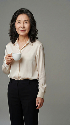 JPG 편집이미지 손 여자 커피 중년 백그라운드 잔 표정 웃음 일상 비즈니스우먼 분위기 의료성형뷰티 편집실사 AI인물포토 AI콘텐츠 식기 음료 컨셉 비즈니스 사람 성인 라이프 신체부위 직장인 CG 파일형식 AI포토