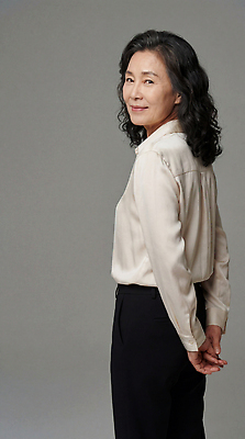 JPG 편집이미지 손 여자 중년 포즈 백그라운드 셔츠 미소 사람 뒷모습 머리 흰색 표현 비즈니스우먼 파마 단순화된 의료성형뷰티 스타일 편집실사 AI인물포토 AI콘텐츠 헤어스타일 뷰포인트 컬러 상의 비즈니스 표정 성인 신체부위 직장인 CG 파일형식 AI포토