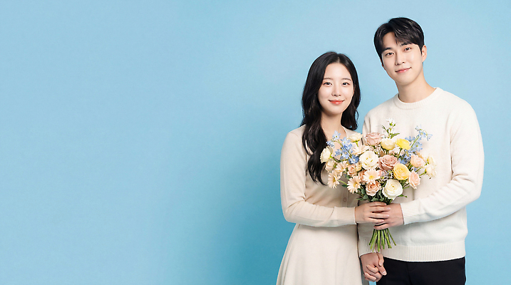 JPG 편집이미지 부부 커플 여자 기념일 남자 꽃 행복 꽃다발 실내 사랑 미소 촬영 기쁨 파란배경 의료성형뷰티 Standing 편집실사 AI인물포토 AI콘텐츠 식물 감정 백그라운드 관계 표정 사람 이벤트 내부 파란색 CG 파일형식 AI포토