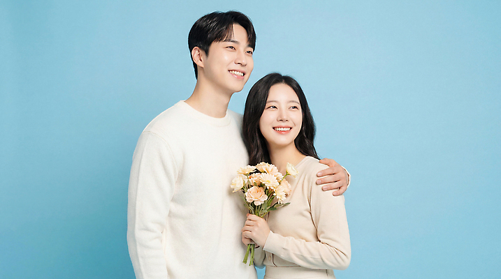 JPG 편집이미지 커플 여자 남자 꽃다발 포즈 웃음 캐주얼 친구 사진촬영 동료 즐거움 파란배경 소통 의료성형뷰티 편집실사 AI인물포토 AI콘텐츠 옷 꽃 감정 백그라운드 컨셉 관계 표정 사람 파란색 촬영 CG 파일형식 AI포토