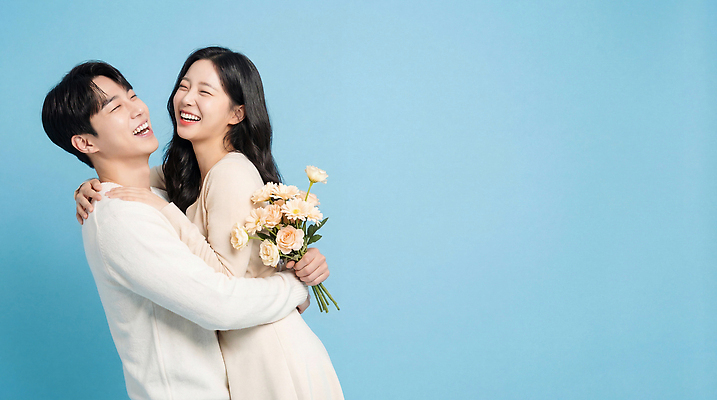 JPG 편집이미지 커플 행복 꽃다발 관계 포옹 사랑 미소 웃음 친구 청춘 소중 파란배경 순간 의료성형뷰티 편집실사 AI인물포토 AI콘텐츠 꽃 감정 백그라운드 컨셉 안기 표정 파란색 CG 파일형식 AI포토