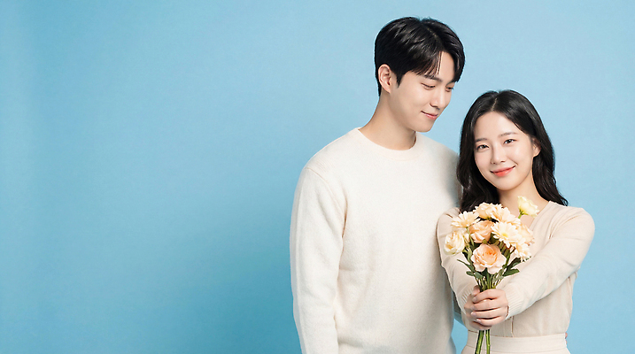 JPG 편집이미지 손 커플 여자 남자 꽃 행복 포즈 사랑 미소 파란배경 의료성형뷰티 편집실사 AI인물포토 AI콘텐츠 식물 감정 백그라운드 관계 표정 사람 신체부위 파란색 CG 파일형식 AI포토